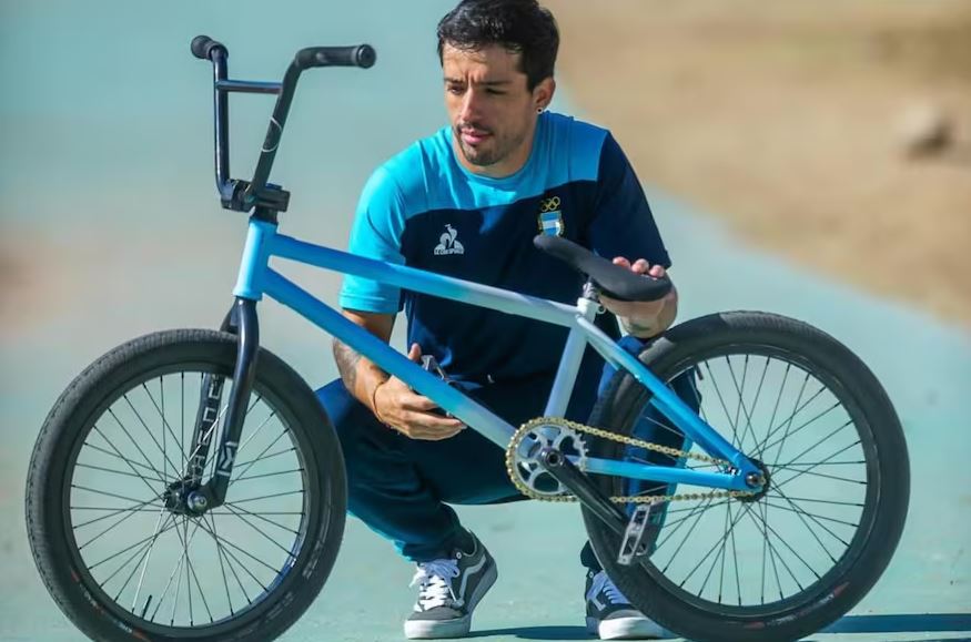 Maligno Torres con su bmx